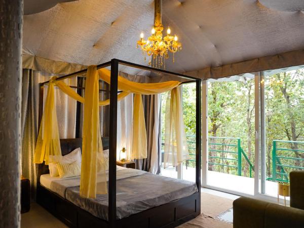 A la foto es mostra l'objecte Chinar Luxury Tent Retreat in Majkhali situat a la ciutat de Chaubattia.