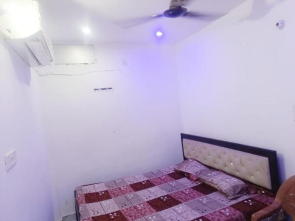 Auf dem Foto ist das Objekt INN Shyam Bihari Guest House 500 Meter Ram mandi in der Stadt Ayodhya zu sehen.