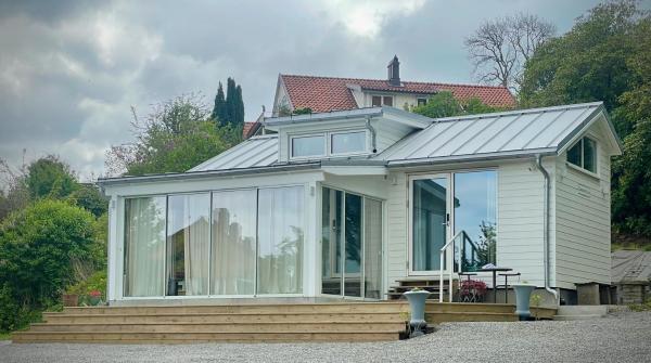 A la foto es mostra l'objecte Casa de la Curva situat a la ciutat de Båstad.