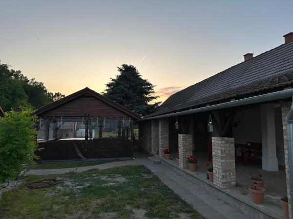 Na fotografii je vidět objekt Százholdas Pagony Vendégház Solt nacházející se ve městě Fülöpszállás.
