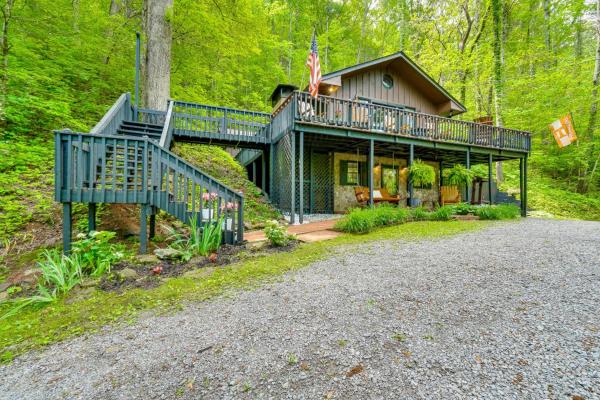 Bear Acres Getaway Cabin With Deck In Townsend! - Townsend, TN