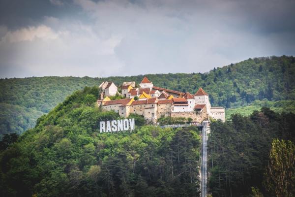 A la foto es mostra l'objecte Nest for Soul Rasnov situat a la ciutat de Rîşnov.