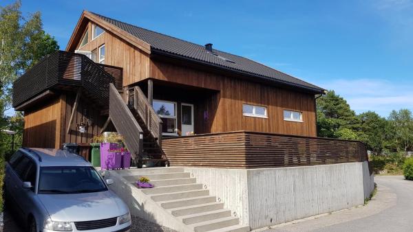 Na zdjęciu widoczny jest obiekt Luftig 4-roms leilighet i Kristiansand położony w mieście Møvik.