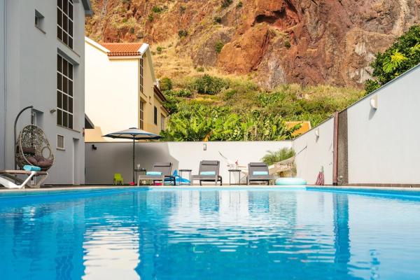 A la foto es mostra l'objecte Villa Salinas situat a la ciutat de Paul do Mar.