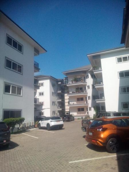 A la foto es mostra l'objecte Diamond Ridge Apartments situat a la ciutat de Accra.