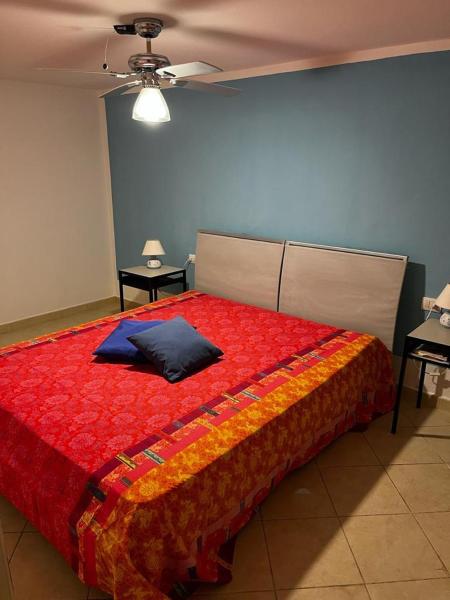 På billedet ses objektet apartment with sea access beliggende i byen Punta Molara.