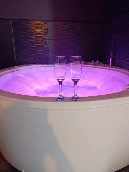 A la foto es mostra l'objecte jacuzzi, massage table, relaxation, wedding, loveroom situat a la ciutat de Wisques.