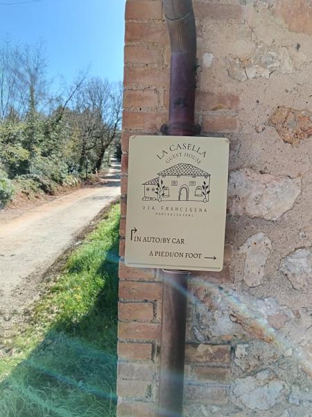 På billedet ses objektet Camere nel bosco sulla Via Francigena beliggende i byen Monteriggioni.