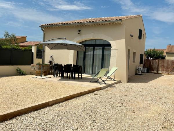 The photo shows the Maison rénovée 3 chambres located in the city of Mollégès.