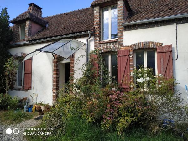 A la foto es mostra l'objecte Studio tout confort proche de Joigny situat a la ciutat de Petit Bailly.