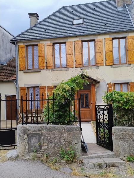 A la foto es mostra l'objecte Gîte Morvan situat a la ciutat de Lormes.