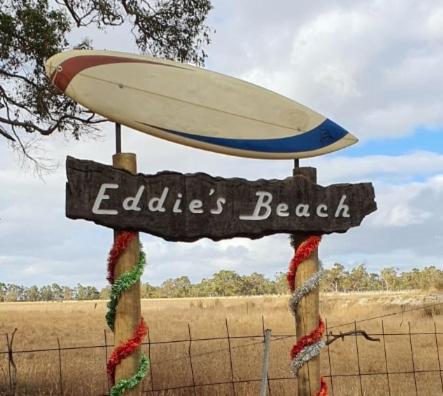 The photo shows the Eddies Beach Farm - King Bed - Room located in the city of Kendenup.
