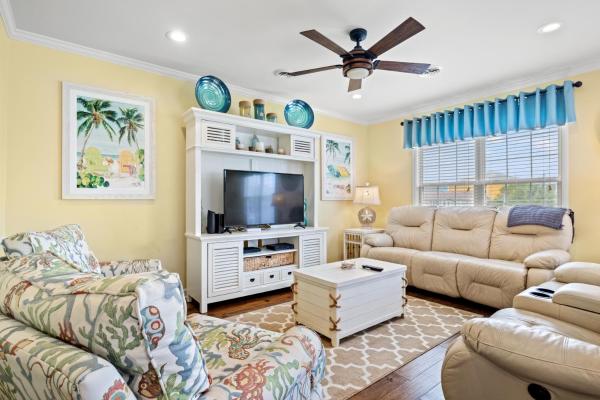 Upscale, Stylish, Raised 3 Br Beach House Sleeps 7! - Garden City, SC