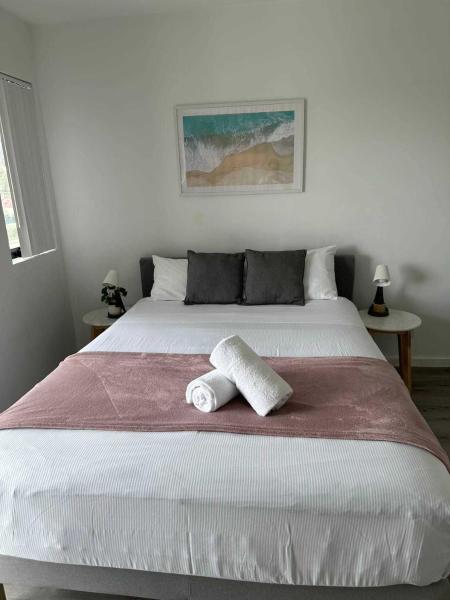 På billedet ses objektet Ensuite Double Room - Central & Convenient Location in Guildford West beliggende i byen Holroyd.
