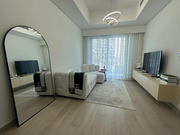 A la foto es mostra l'objecte AZIZI FAWAD - Minimal 1 Bed Apartment with Balcony - Pool and City skyline view situat a la ciutat de Dubai.