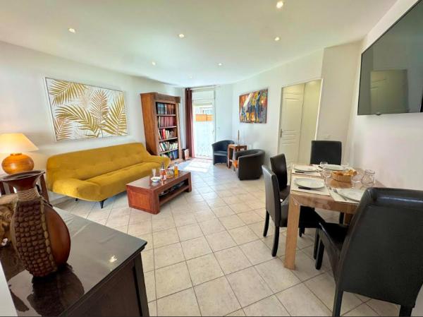 A la foto es mostra l'objecte Gite en 3 épis de plain-pied, 2 chambres, climatisé, terrasse, jardinet et parking, très calme situat a la ciutat de Pomérols.