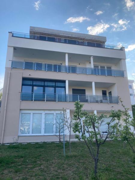 Na foto é possível ver o objeto Apartments David localizado na cidade de Ulcinj.