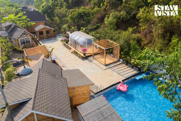 Na fotografii je vidět objekt StayVista at Woodhouse Story with Pool, WiFi, AC nacházející se ve městě Morjim.