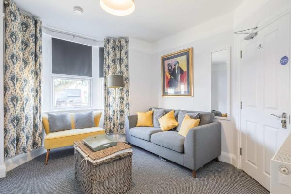 Na fotografii je vidět objekt Modern 4-Bedroom Detached Home in Central Cambridge with Parking nacházející se ve městě Cambridge.
