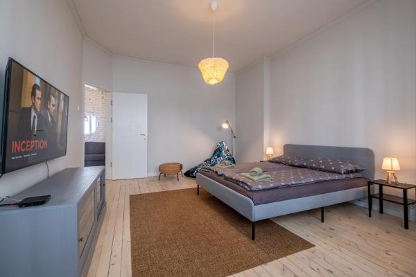 Foto 3: Spacious 2BD Flat - Central Location & 2 Balconies by Flat Mаnager