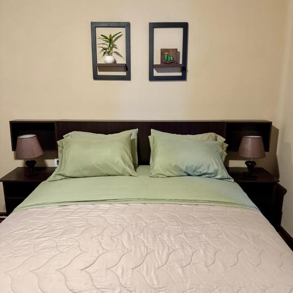 写真にはコチャバンバ市にあるhabitación doble, cama queen, terraza y plantasが写っています。