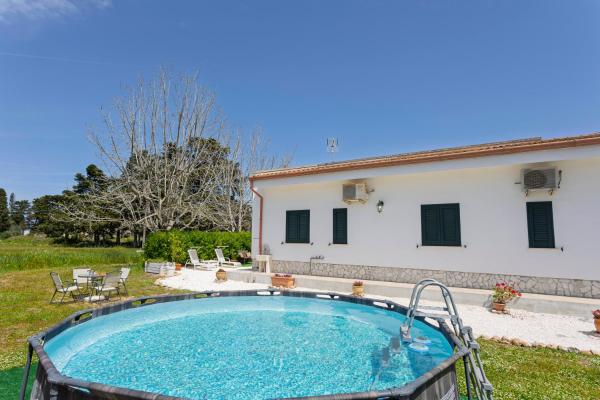 Na fotografii je vidět objekt Villanna - Villa con piscina & splendido giardino nacházející se ve městě Alimini.