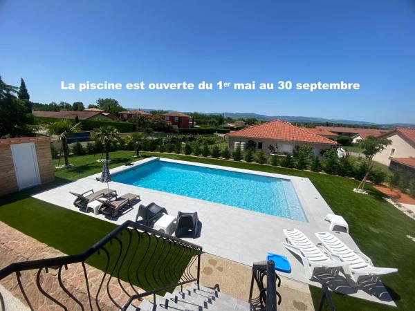 A la foto es mostra l'objecte Logement indépendant chez l'habitant avec piscine commune situat a la ciutat de Grièges.