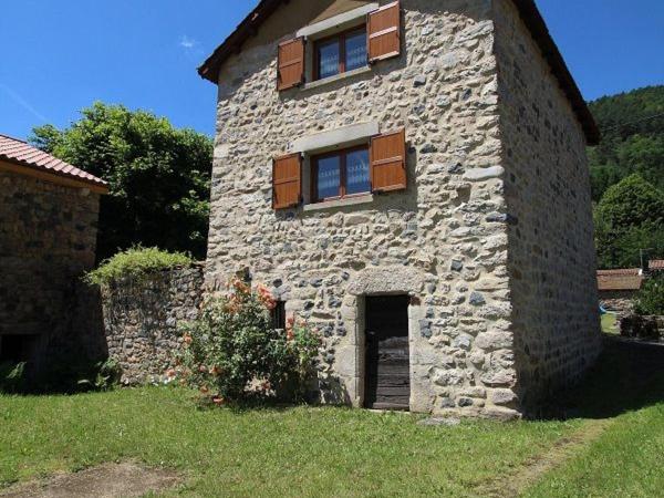 Nella foto è visibile l'oggetto Gîte pittoresque en bord de rivière avec jardin clos, proche sports et sites touristiques - FR-1-582-176 situato nella città di Ouides.