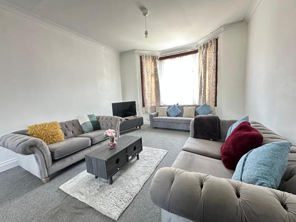 A la foto es mostra l'objecte Spacious Family Friendly 4-Bed Holiday Home situat a la ciutat de Ilford.