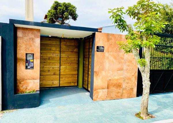 På billedet ses objektet TuRiStAnDo eM fLoRiPa - Espaço PRIVATIVO até 6 pessoas beliggende i byen Florianópolis.