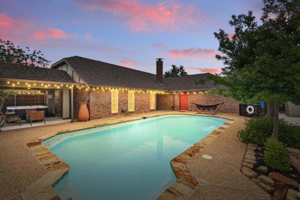 A la foto es mostra l'objecte Country Living x Backyard Pool Oasis 4BD 2BA situat a la ciutat de Keller.