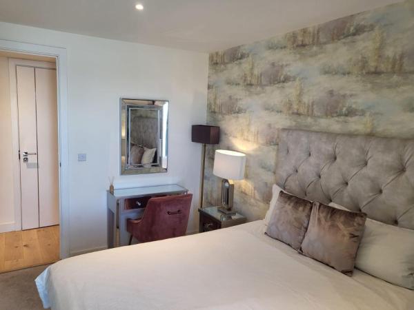 A la foto es mostra l'objecte Top floor luxury riverfront apartment situat a la ciutat de Woolwich.