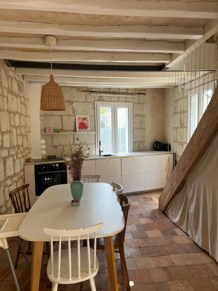 Na zdjęciu widoczny jest obiekt La maison familiale des bords de Loire położony w mieście Turquant.