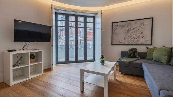 Modern And Bright Apartment By Lovelystay - Almada