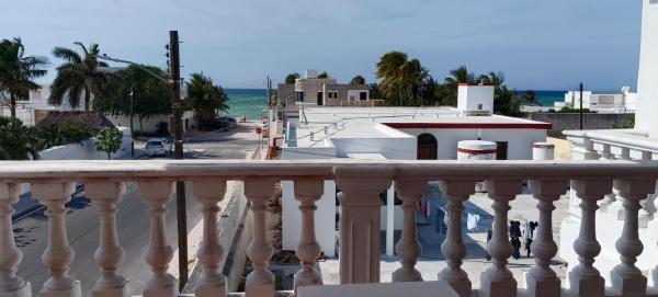 The photo shows the Jacque's Beachside Hostel located in the city of Progreso.