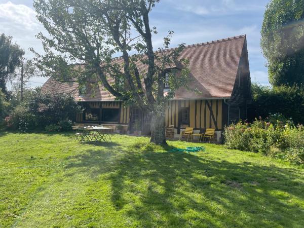 A la foto es mostra l'objecte Maison Hestia situat a la ciutat de Rouge-Perriers.