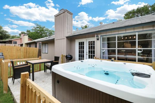 A la foto es mostra l'objecte Modern Paradise Hot Tub Game Room Swing Set BBQ situat a la ciutat de Live Oak.