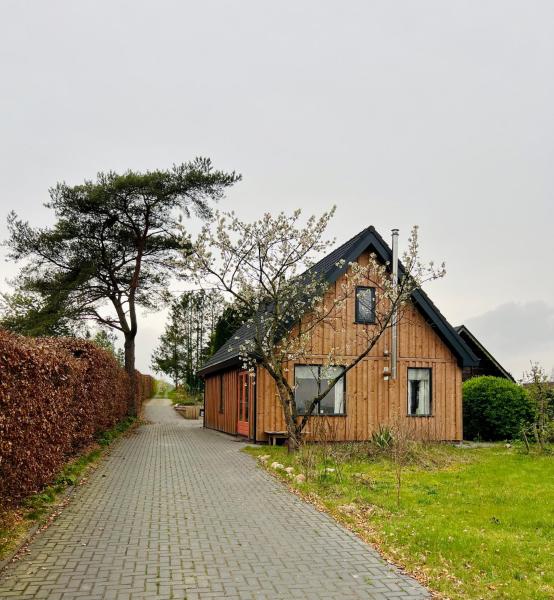 The photo shows the Houses & Hottub - Food Forest Valthe located in the city of Nieuw-Weerdinge.