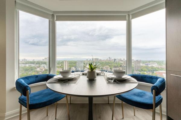 Na fotografii je vidět objekt Chic 1BR plus Den Condo Near ROM and CN Tower nacházející se ve městě Toronto.