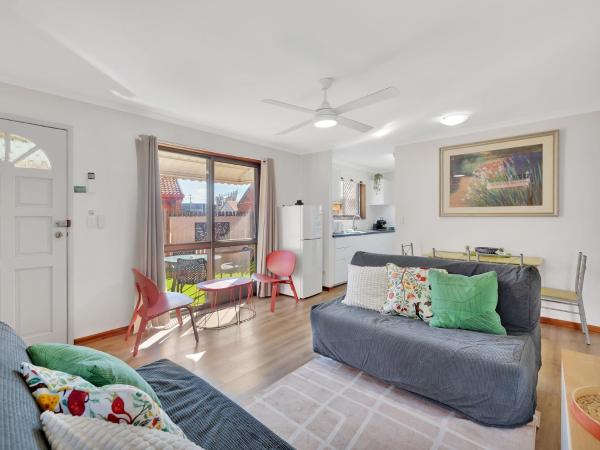 A la foto es mostra l'objecte Tranquil 2-Bed Townhouse Close to Redcliffe Beach situat a la ciutat de Redcliffe.