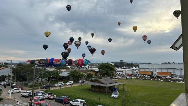 Auf dem Foto ist das Objekt Apartamento ao lado do maior parque de Balonismo do Brasil na Cidade e Praia de Torres RS in der Stadt Torres zu sehen.