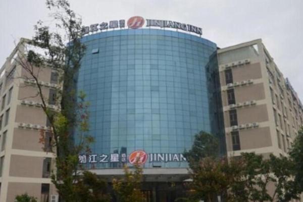 A la foto es mostra l'objecte Jinjiang Inn select Hotel Kunming Economic Development Zone Kunming College situat a la ciutat de Kunming.