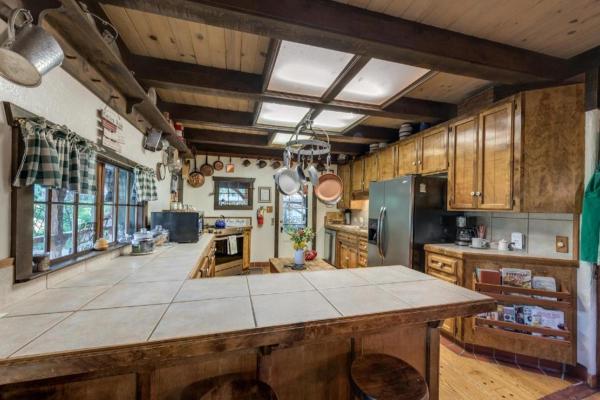 A la foto es mostra l'objecte The Davies Family Inn situat a la ciutat de Placerville.