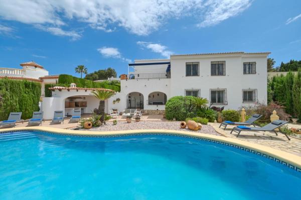 På billedet ses objektet Casa Stella beliggende i byen Jávea.
