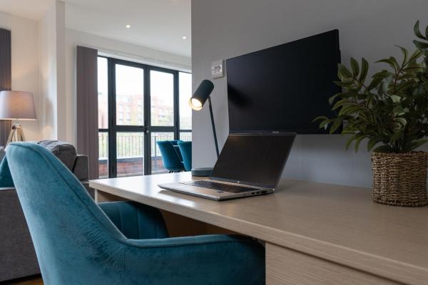 Kuva 6: Cotels The Millhouse Corporate Apartments - PRIVATE APARTMENT BUILDINGS - GATED ENTRANCE - PARKING - WORK DESK