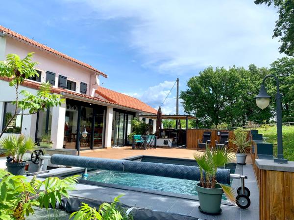 Na foto é possível ver o objeto Maison de campagne au calme avec piscine localizado na cidade de Caucalières.