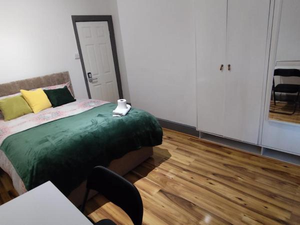 Double-Bedroom in the Heart of Harpurhey Manchester A2 Perfect for Short Stays, Manchester