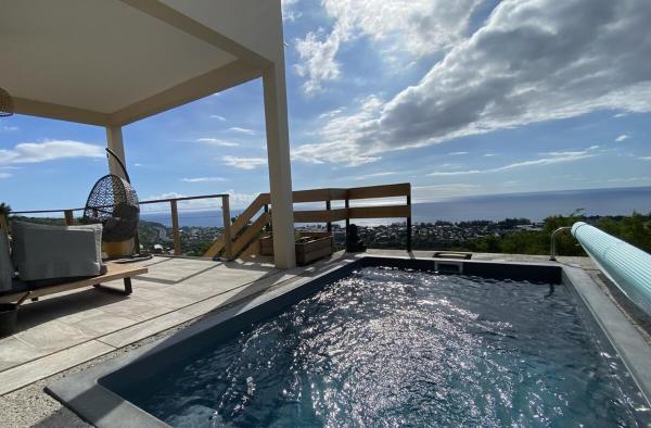 Na zdjęciu widoczny jest obiekt Villa Perle de l'ouest - piscine et vue mer 180 sur la baie de St-Paul położony w mieście Bernica-les Bas.