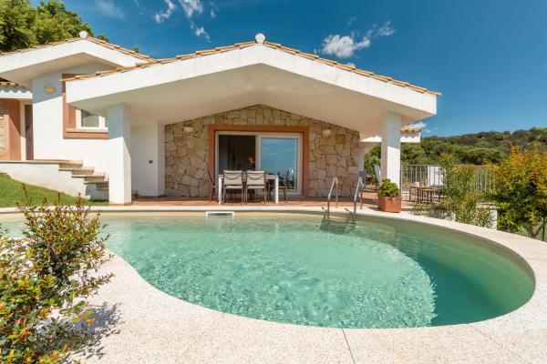 На фото показан объект Villa Stefanina - Vista mare e piscina privata vicina alla spiaggia di Cala Sinzias, расположенный в городе Кастиадас.