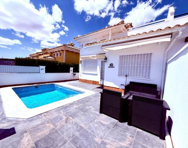 A la foto es mostra l'objecte Gregorys Poolside Villa situat a la ciutat de Avileses.